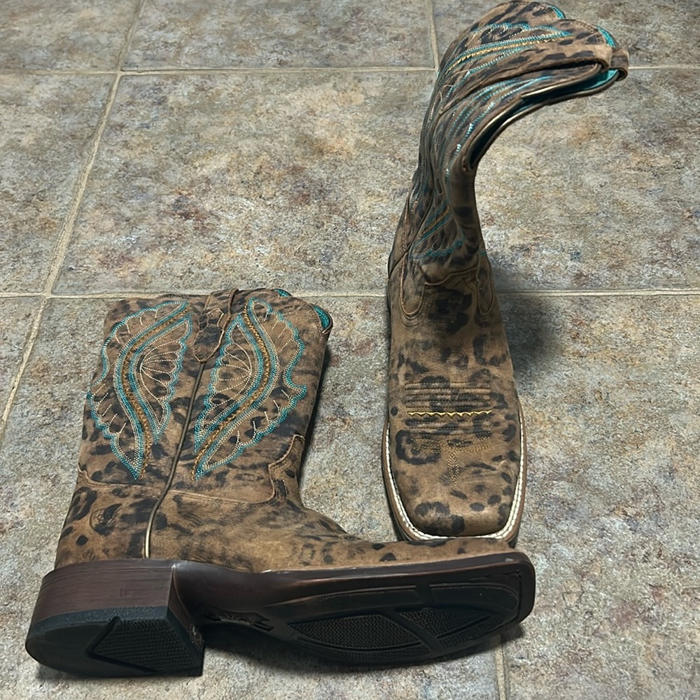 Ariat boots like new size 7 brown and turquoise
